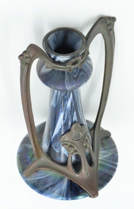 Vase Jugendstil – Verre irisé et métal patiné