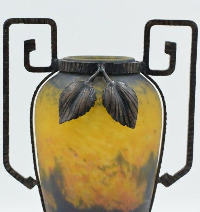 Muller Frères - Vase ovoïde  – Verre marmoréen et fer forgé