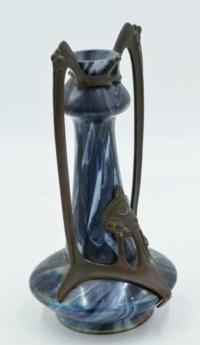 Vase Jugendstil – Verre irisé et métal patiné